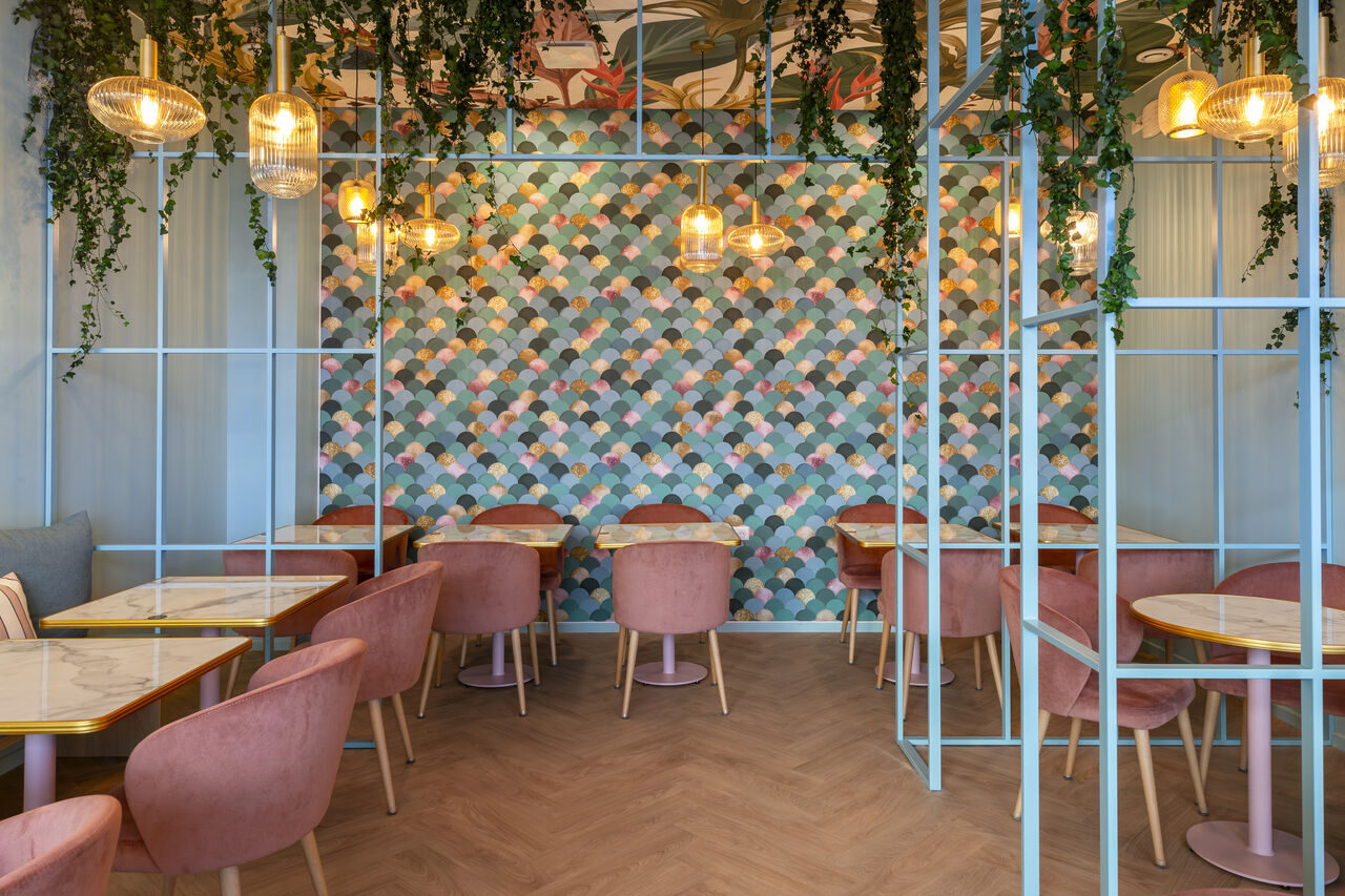 Le mur d'écailles céladon et or et ses tables de marbre