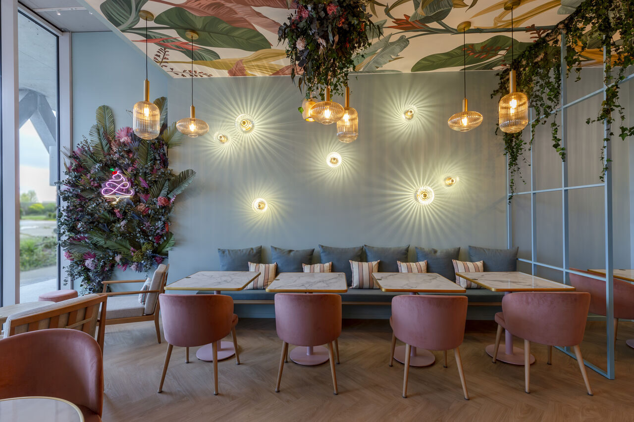La banquette sous les luminaires dorés en étoile