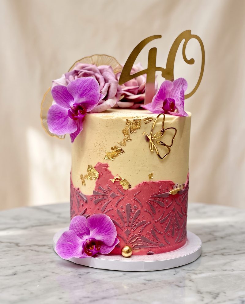 Gâteau d'anniversaire doré « 40 » orné d'orchidées et de feuilles d'or