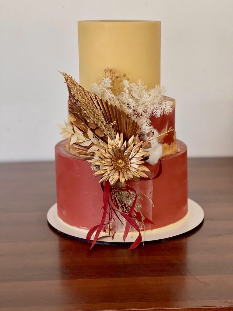 Gâteau à deux étages terracotta et fleurs séchées