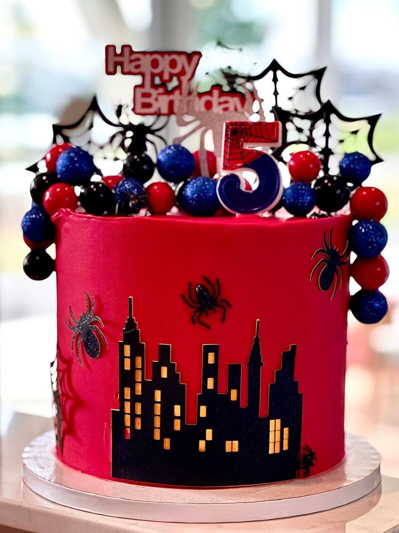 Gâteau d'anniversaire rouge sur le thème des super-héros