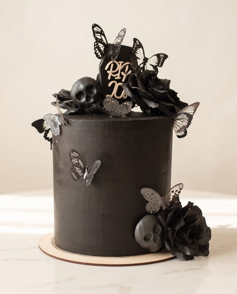 Gâteau noir spectaculaire aux roses sombres et papillons